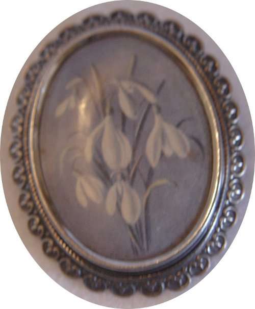 VINTAGE & COLLECTABLE TLM BROOCH WITH LIMOGES STYLE SCENE