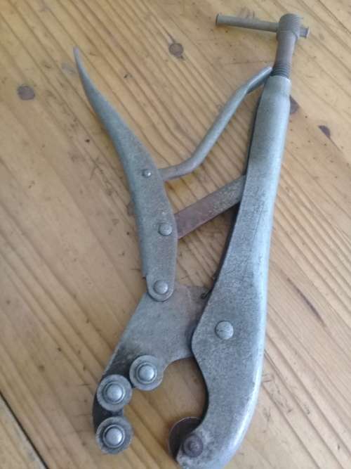 Vintage Vice Grip ( Peterson) Mole, pipe cutter. Very good condition. Still working perfectly.