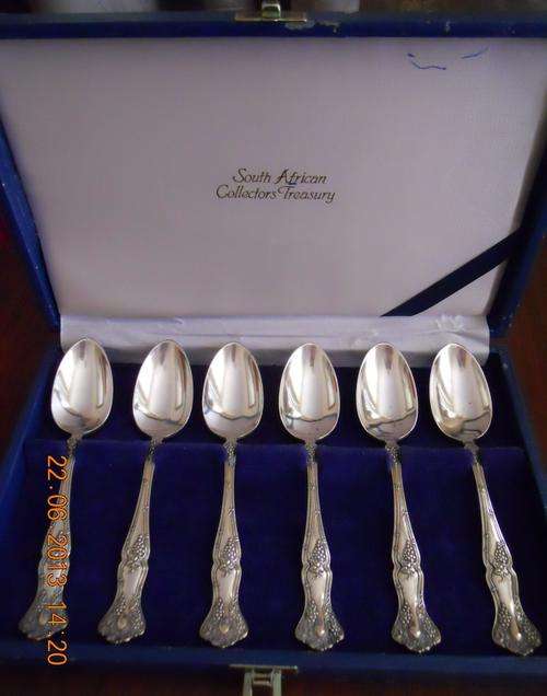 Lovely Set Of  Collectors  Boxed Silver plated Tea Spoons