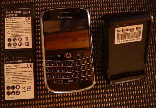 BLACKBERRY 9000 FOR PARTS + FREE CHARGER AND 2 X USED BATTERIES