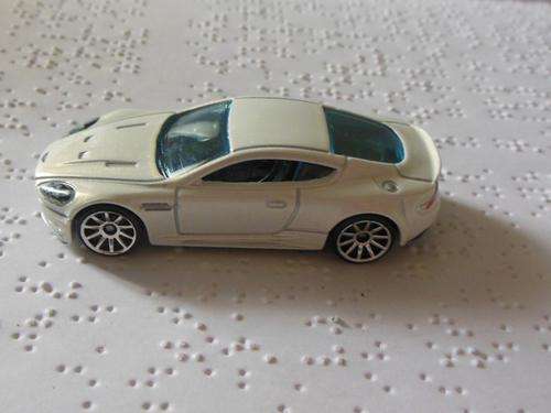 HOT WHEELS ASTON MARTIN DBS