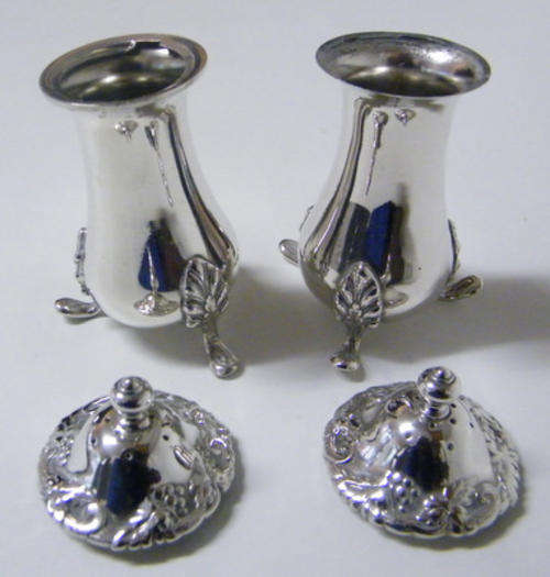2 Salt Shakers on Dainty Feet  - Very pretty!