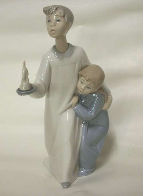 Lladro - #4874 - Genuine Lladro, 2 children in nightshirts with candle - 21cm tall - damage free!