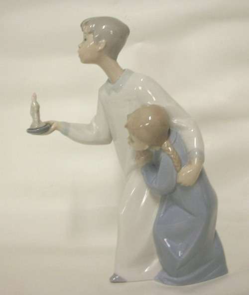 Lladro - #4874 - Genuine Lladro, 2 children in nightshirts with candle - 21cm tall - damage free!