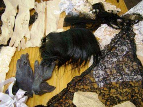 Vintage Lace Shawls, gloves, dress, lace, collars, fur etc etc R1 N/R