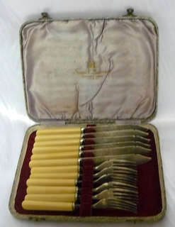 Vintage Fish Set in a material and felt lined box - Lovely! R1 N/R!!!