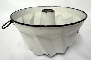 Vintage Enamel Ware shaped Jelly Mould - RARE - Madness R1 N/R!!!