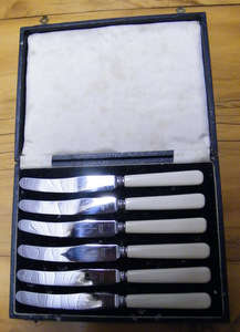 Vintage Set of Butter Knives (Boxed) - Very good condition!
