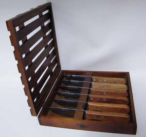 6 Steak Knives in a wooden box - Very good condition