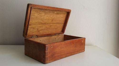 DOVETAILED VINTAGE WOODEN KEEPSAKE BOX (KIST-CHEST-CABINET-DRAWERS)