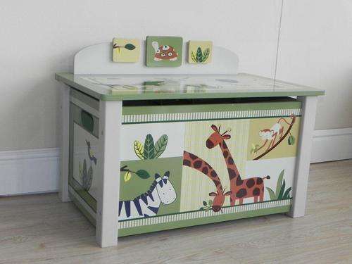 Giraffe Storage Chest