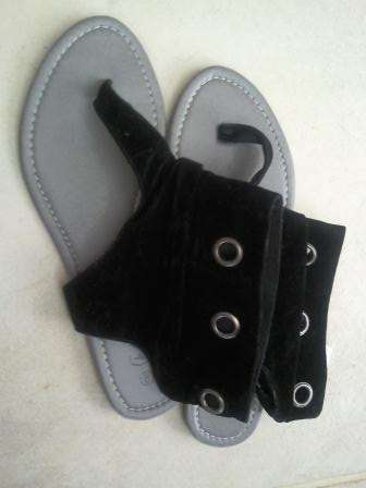 BRAND NEW AWESOME 100% Authentic Kelso Black Sandals (Size 8)