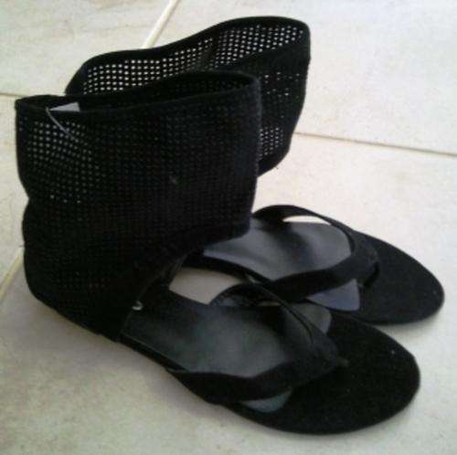 STUNNING 100% AUTHENTIC Kelso Cuff Sandals with Box (Size 8) - BRAND NEW! Retails R189!