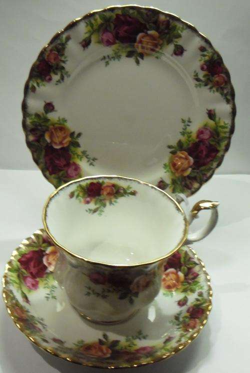 ROYAL ALBERT COUNTRY ROSE TRIO MINT CONDITION