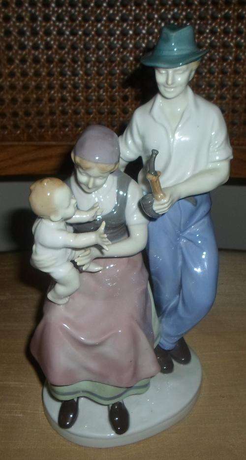 LARGE GERMAN PORCELAIN FAMILY GROUP