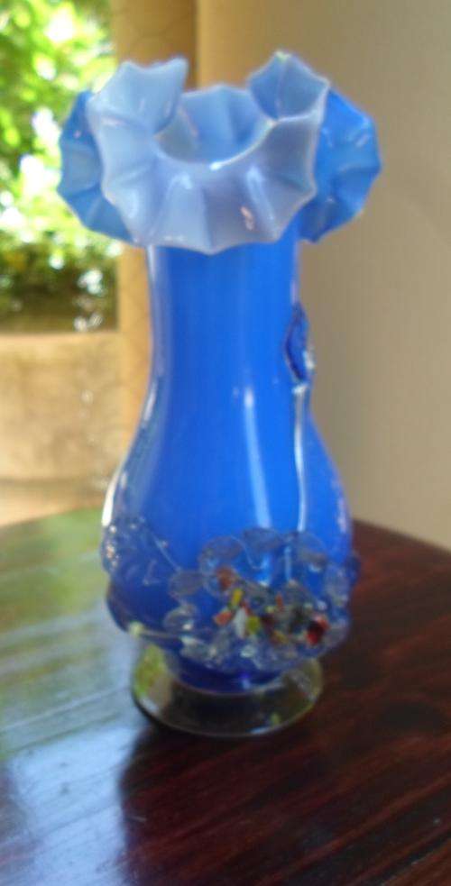 A BEAUTIFUL MURANO ART GLASS VASE