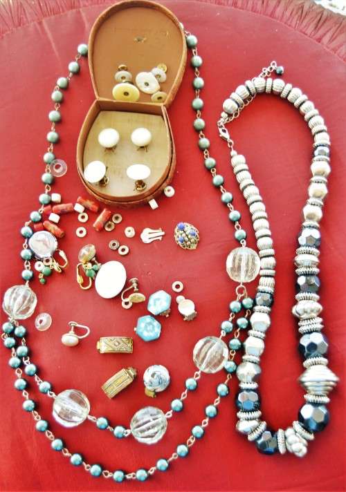 A LOT OF BITS AND PIECES OF VINTAGE COSTUME JEWELLERY