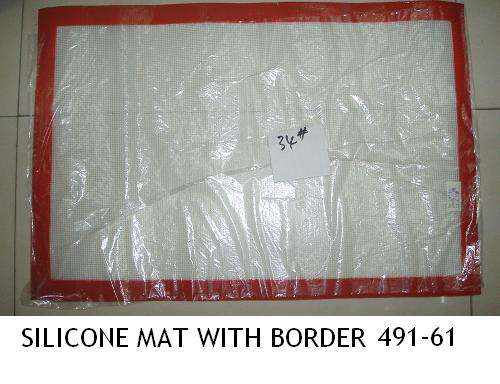 Silicone baking mat with border