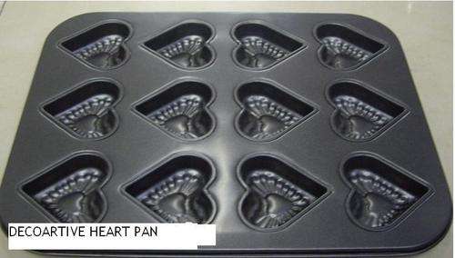 Decorative heart baking pan 12 cup