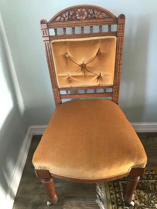 Set of 6 oak dining room chairs (bid for the set)