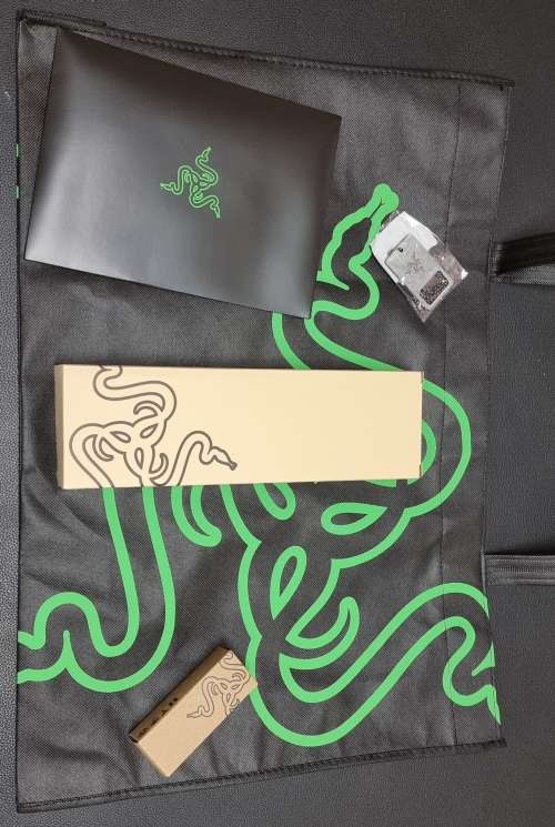 Razer Kraken - Quartz + Razer Merch bundle (New and Sealed)