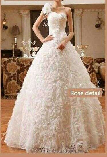 Gorgeous Brand New Rose Design Wedding Dress
