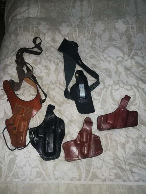 Lot of pistol and revolver holsters