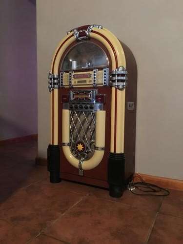 Jukebox 100% working condition. large jukebox. not desk standing toy
