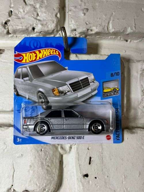 Hot Wheels 1/64 Mercedes-Benz 500 E Sliver