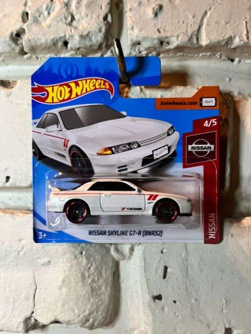 Hotwheels 1/64 Nissan Skyline GT-R BNR32 White
