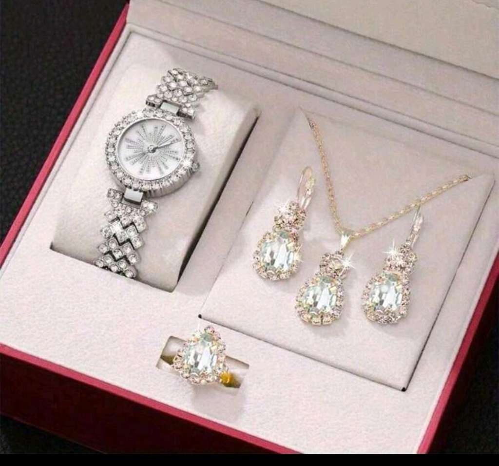 Wow amazing luxurious woman  5pcs  Diamond decor Quartz Watch set