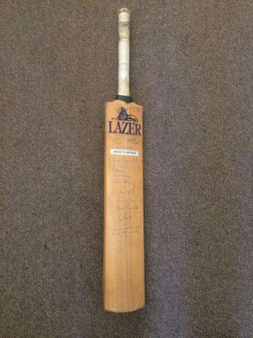 CRICKET BAT WITH 21 SIGNATURE INCLUDING DICKIE BIRD