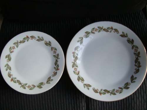 4 x NORITAKE salad plates plus 4x cake plates