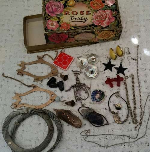 mixed lot of OLD JEWELRY in a BEAUTIFUL OLD ROSE VERLY BOX
