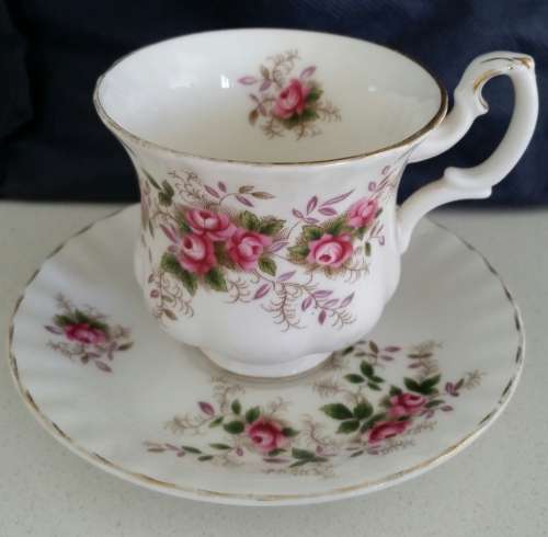 ROYAL ALBERT LAVENDER ROSE demmitassi set
