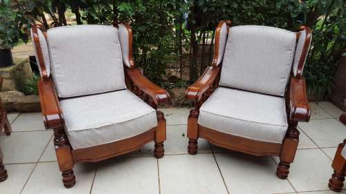 Beautiful wooden 6 seater lounge suite.