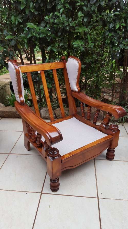 Beautiful wooden 6 seater lounge suite.