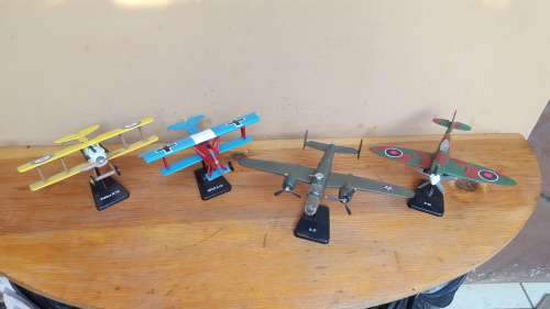 Collection of 4 plastic model aeroplanes.