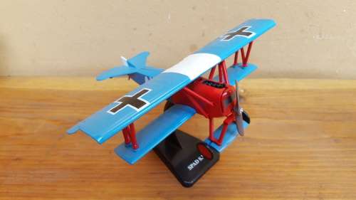 Collection of 4 plastic model aeroplanes.