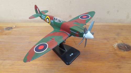 Collection of 4 plastic model aeroplanes.