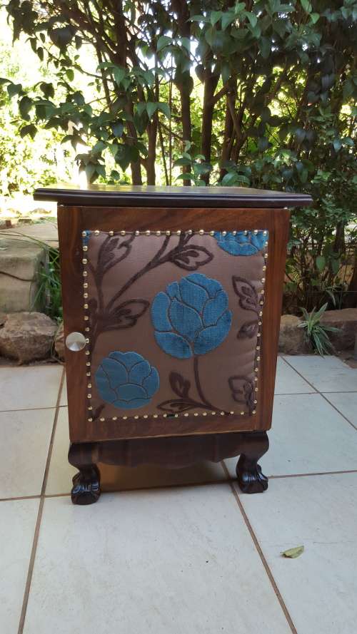 Lovely vintage imbuia pedestal.