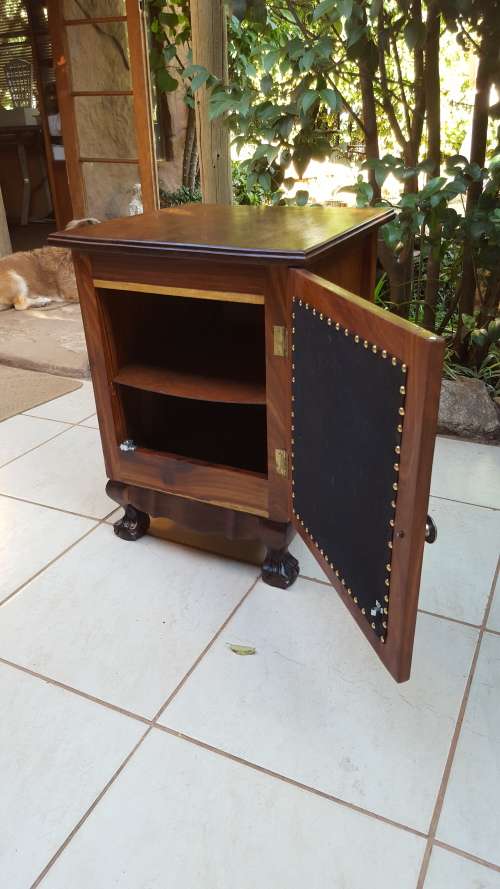 Lovely vintage imbuia pedestal.