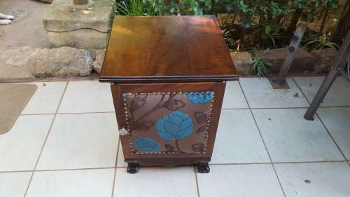 Lovely vintage imbuia pedestal.