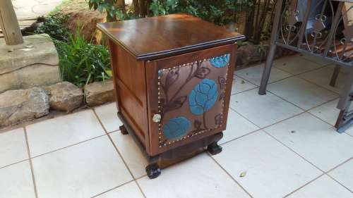 Lovely vintage imbuia pedestal.