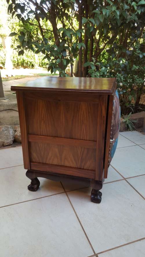 Lovely vintage imbuia pedestal.