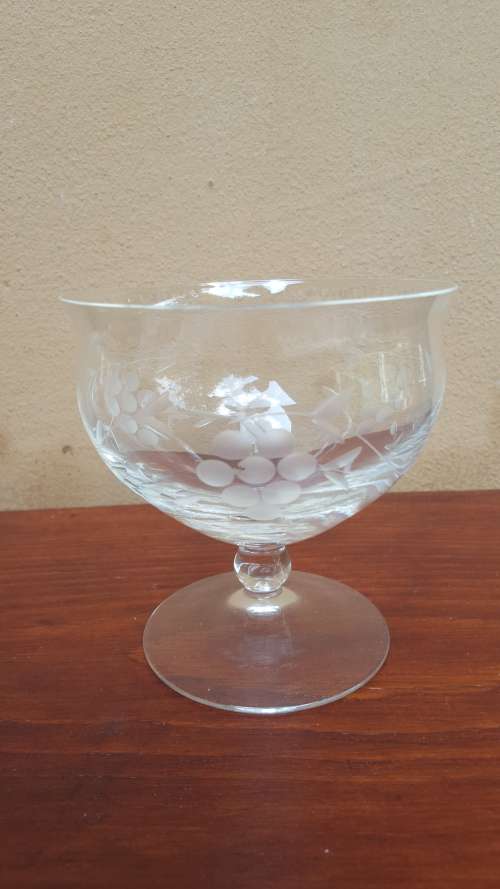 Beautiful set of 6 grape design dessert bowls.