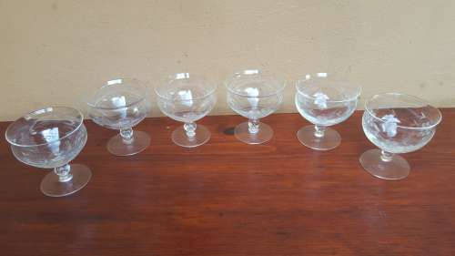 Beautiful set of 6 grape design dessert bowls.