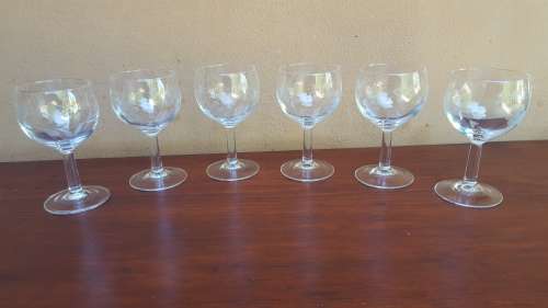 Beautiful set of 6 large grape design wine glasses.