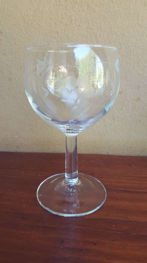Beautiful set of 6 large grape design wine glasses.