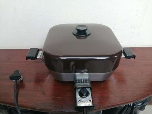 Awesome old Pineware electric frying pan.
